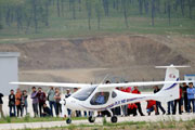 電動雙座輕型飛機在沈陽成功首飛