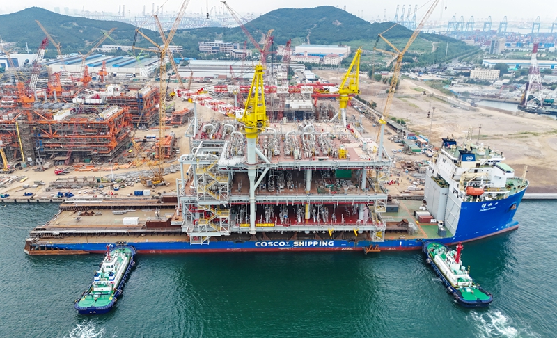8月16日，我國建造的最大國際海洋油氣平臺從山東青島西海岸新區起運出境。
