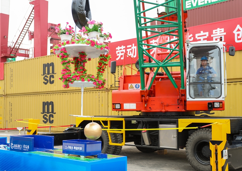 9月12日，山東港口青島港司機(jī)操控吊車在進(jìn)行精準(zhǔn)操作。