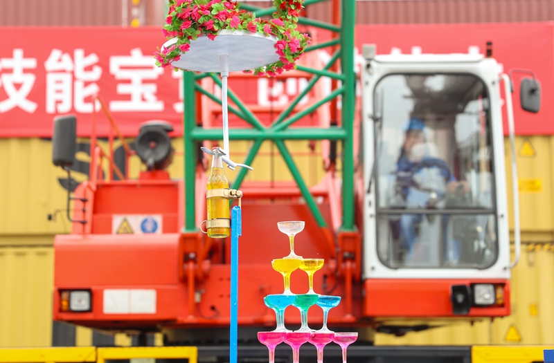 9月12日，山東港口青島港司機(jī)操控吊車倒香檳塔。