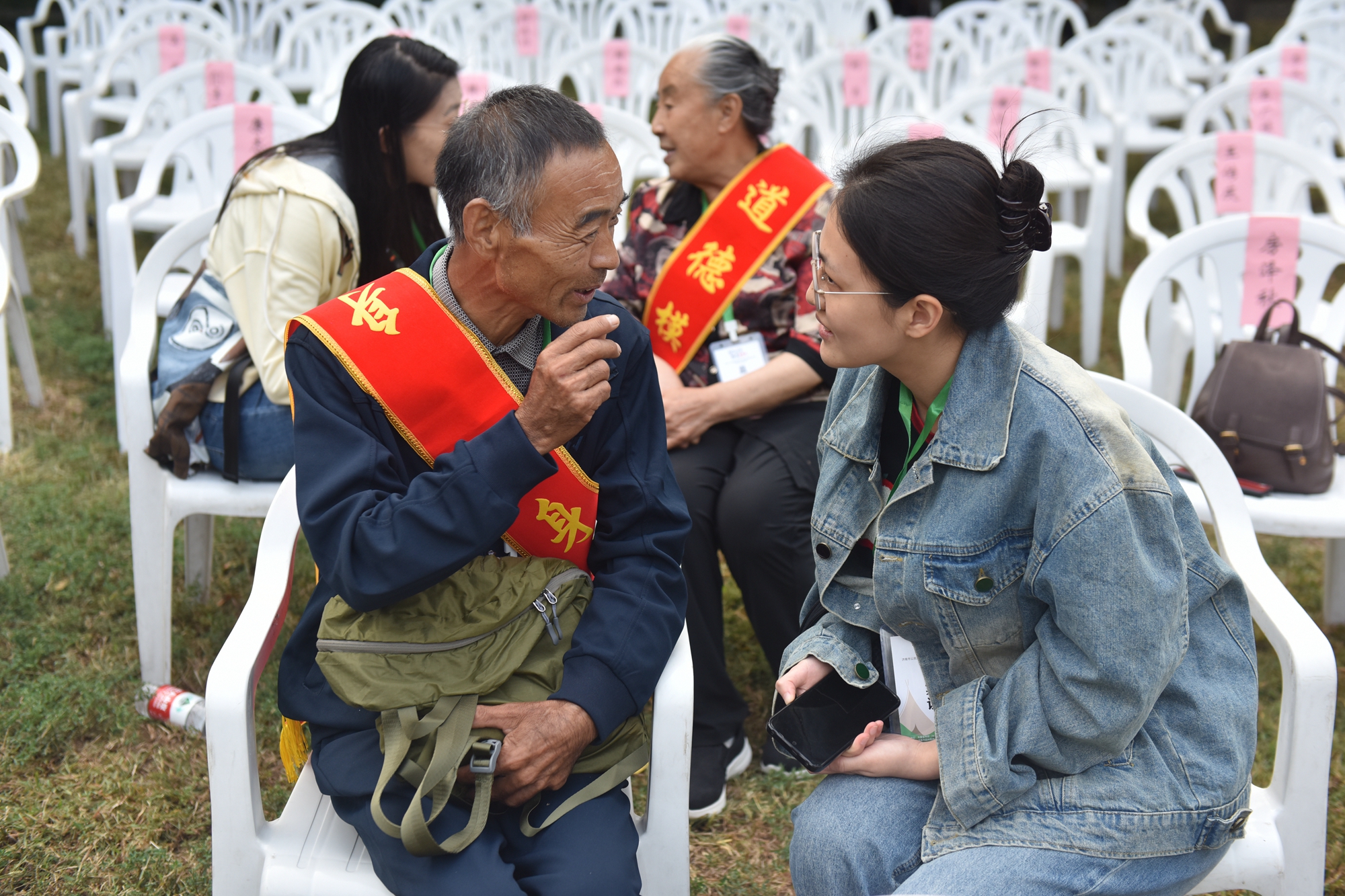 為進一步尊崇禮遇“濟南好人”優(yōu)秀群體，活動還組織濟南“追光”文明實踐服務隊知名攝影記者，為“身邊好人”及家屬、同事拍攝了紀念照片。