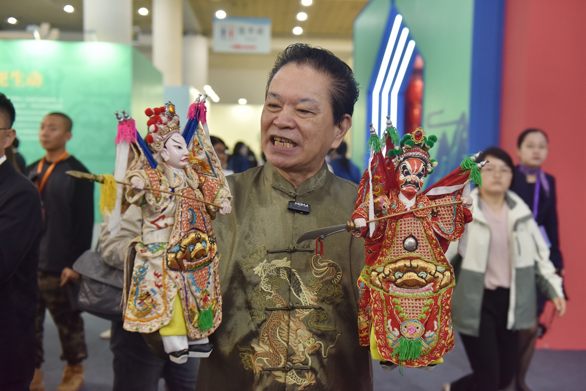 “美在匠心更創(chuàng)新”通過錦繡華裳、妙手生花、東方器韻、匠心雕琢、書香浸潤(rùn)等板塊展現(xiàn)非遺的匠心之美。