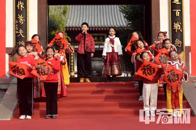 葫蘆砑雕、傳統(tǒng)髹漆技藝、盤鈴木偶戲、濟(jì)南陶塑、剪紙、布聚藝布貼畫(huà)、濟(jì)南毛猴等非遺項(xiàng)目亮相本屆活動(dòng)。