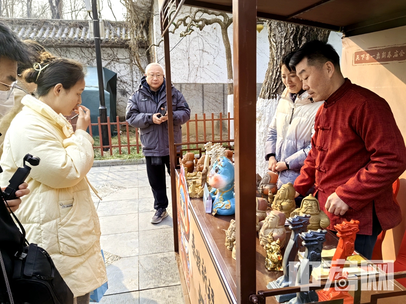 此外，木版年畫、面塑、糖畫、皮影、純手工紙翻花、非遺纏花絨花等項目也將一一在五龍潭亮相，呈現琳瑯滿目、豐富多彩的民俗盛宴。