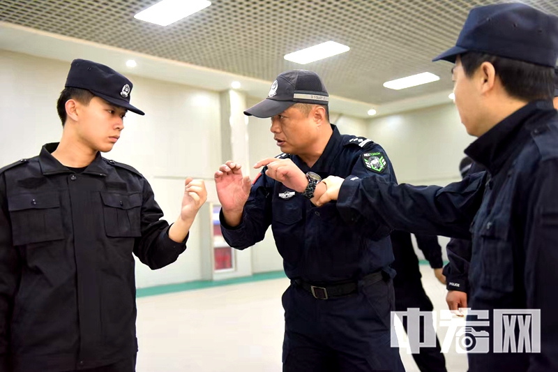 作為市局警務(wù)實(shí)戰(zhàn)兼職教官和分局“警師”，他緊緊圍繞“教學(xué)研練戰(zhàn)”一體化建設(shè)，不斷創(chuàng)新教學(xué)方法、研發(fā)精品課程、服務(wù)一線送教，全身心投入“勵(lì)警·必勝”邊值邊訓(xùn)實(shí)戰(zhàn)大練兵，在奔波與忙碌中歷練成匠，先后積累練兵日志達(dá)三萬(wàn)多字。