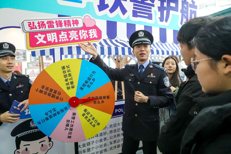 志愿者們通過便民咨詢、反詐宣傳、義修義診、主題知識競答等形式弘揚雷鋒精神，現場同步啟動2025年周末志愿行動項目，推動志愿服務常態化開展。