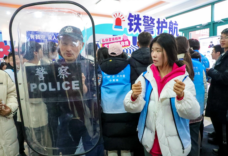 3月2日，青島鐵路公安處民警在給大學生演示如何防衛。