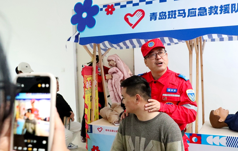 3月2日，青島斑馬應(yīng)急救援隊(duì)的隊(duì)員在給大學(xué)生講解如何緩解疲勞。