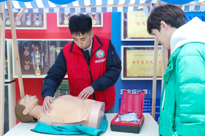 3月2日，青島地鐵志愿者在給大學(xué)生講解心肺復(fù)蘇按壓的要領(lǐng)。