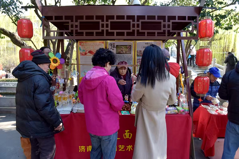 中宏網山東3月18日電 在山東濟南，有這樣一位杰出的面塑藝人，她以精湛的手藝和無私的愛心，溫暖了無數身處困境的人們，成為社會正能量的典范。她，就是高桂英，一個用實際行動詮釋“大愛無疆”的“身邊好人”。（攝影 王平）