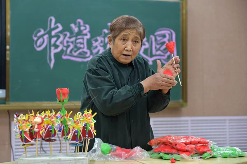 近幾年隨著人們越來越重視傳統文化，高桂英經常會受到一些院校的邀請前去免費授課，而平時周末她就會去濟南黑虎泉景區賣面人換取日常和徒弟們的開支。2024年被評為“濟南好人”。