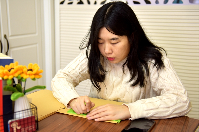 三個小圓片，意味著裝訂一張盲文紙。一年多的時間，石亞瑄已經積攢了兩袋多的圓片，對她來說，這些都是她和盲人朋友們互相激勵的美好印記。如今，她所提供服務的對象已遍布全國各省份。