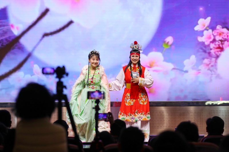 3月30日，在山東科技大學，青島越劇社的演員在為大學生表演越劇。