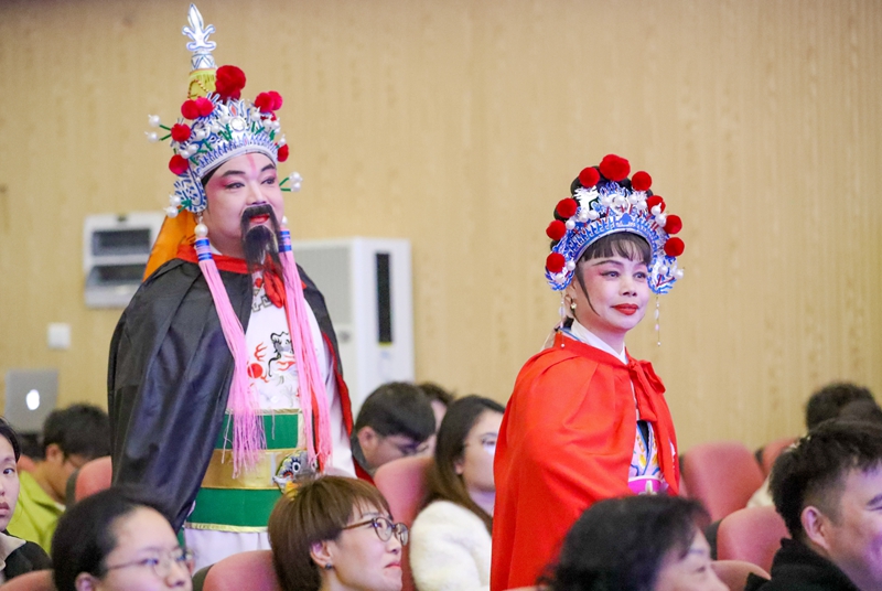 3月30日，在山東科技大學，青島越劇社的演員在候場。