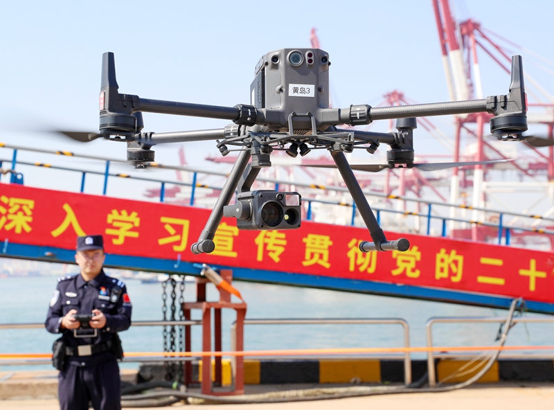 黃島邊檢站聯合海事、海警、港航公安等涉海部門，調集4艘執法船艇、3架警用無人機及水下機器人，對山東港口青島港及周邊海域實施立體巡查。